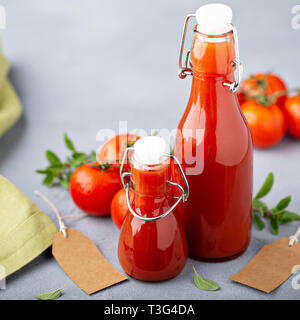 Hausgemachtes Tomatenketchup in Glasflaschen Stockfoto