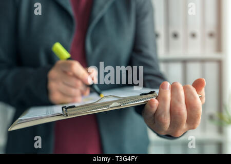 Geschäftsfrau Business Report Ergebnisse markieren Papier, Nahaufnahme der Hand mit Textmarker, selektiven Fokus Stockfoto