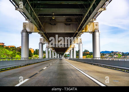 Fahren auf Richmond - San Rafael Bridge (John F. McCarthy Memorial Bridge), San Francisco Bay, Kalifornien Stockfoto