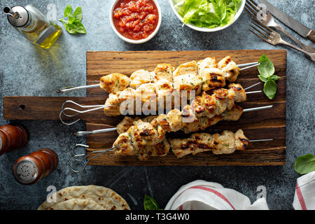 Huhn Kebabs auf einer Platine Stockfoto
