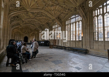 Besucher auf einer geführten Tour im Divinity School (Krankenhaus von Hogwarts) Harry Potter Filme in der Bodleian Library in Oxford, Großbritannien Stockfoto