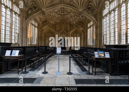 Besucher auf einer geführten Tour im Divinity School (Krankenhaus von Hogwarts) Harry Potter Filme in der Bodleian Library in Oxford, Großbritannien Stockfoto