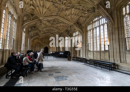 Besucher auf einer geführten Tour im Divinity School (Krankenhaus von Hogwarts) Harry Potter Filme in der Bodleian Library in Oxford, Großbritannien Stockfoto