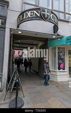 Torbogen in den Oxford Golden Cross überdachte Markt der kleinen Einzelhandelsgeschäfte in Cornmarket Street in Oxford, Großbritannien Stockfoto