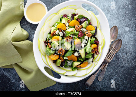 Frischer Salat mit bleu Käse, Nüsse, Äpfel und Mandarinen Stockfoto