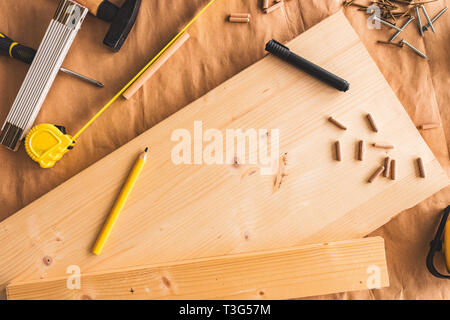 Bleistift auf Holzarbeiten Schreinerei Tisch mit anderen Werkzeugen für Heimwerker hobby Projekt Stockfoto