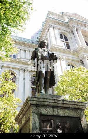 Statue von Benjamin Franklin vor dem Alten Rathaus entlang der Freedom Trail in Boston, Massachusetts, USA. Stockfoto