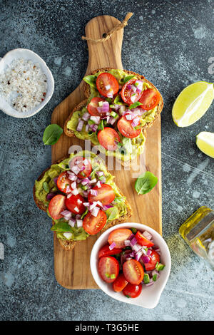 Frische Guacamole und Tomaten Brotaufstrich Stockfoto