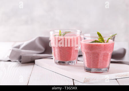 Strawberry Smoothie oder mikshake in einem Glas, gesunden erfrischenden Drink Stockfoto