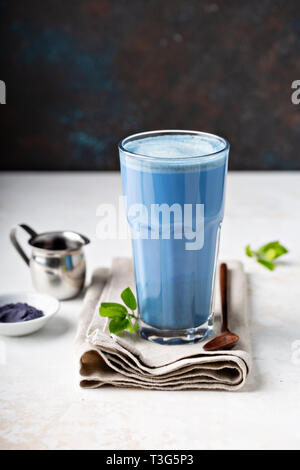 Blau Matcha Latte in hohes Glas Stockfoto