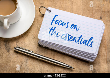 Konzentrieren Sie sich auf das Wesentliche - Erinnerung an einen Stapel Karteikarten mit einer Tasse Kaffee Stockfoto