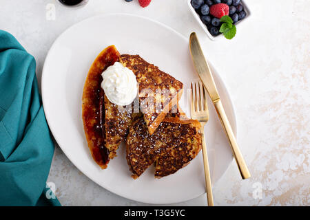 French Toast mit karamellisierten Bananen Stockfoto