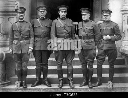 Us-Armee Chirurgen befehlende Einheit', 'Kentucky an Sarisbury Krankenhaus, dem größten Krankenhaus der ARC in Großbritannien, l r. Major D. Barrow, Major S. Hanes, Oberstleutnant. L.S. Hughes, großen J.T. McClymonds, Major W.O. Bullock, Sarisbury, England, UK, American National Red Cross, 1918 Stockfoto