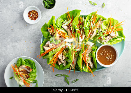 Asiatische gegrilltes Huhn ginger Salat Wraps Stockfoto