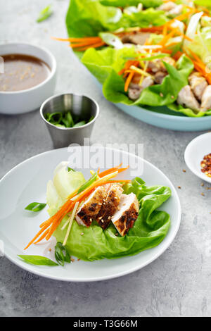 Asiatische gegrilltes Huhn ginger Salat Wraps Stockfoto