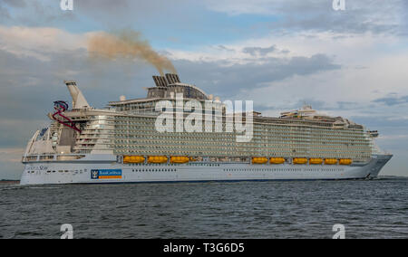 Das kreuzfahrtschiff Harmonie der Meere Abfahrt Southampton, Großbritannien am 22. Mai 2016 Für die erste Kreuzfahrt. Stockfoto