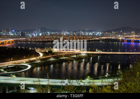 Die nacht Blick auf Seoul. Autos auf der Straße. Verkehr in der Stadt Seoul, Südkorea Stockfoto