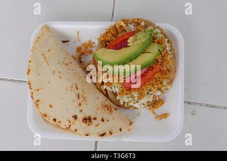 Hausgemachte pikante Garnelen Tacos mit Krautsalat und Salsa Stockfoto