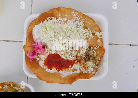 Hausgemachte pikante Garnelen Tacos mit Krautsalat und Salsa Stockfoto