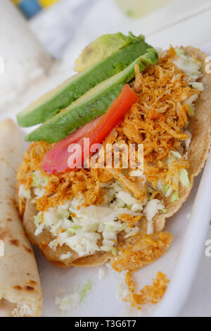 Hausgemachte pikante Garnelen Tacos mit Krautsalat und Salsa Stockfoto