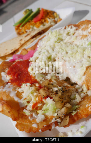 Hausgemachte pikante Garnelen Tacos mit Krautsalat und Salsa Stockfoto