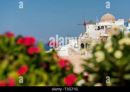Blick auf Windmühle in Oia von verschiedenen Positionen Stockfoto