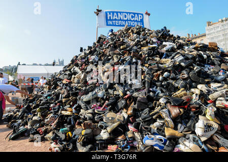 Pyamid Schuhe, Handicap International Anti-Minen Tag, Lyon, Frankreich Stockfoto