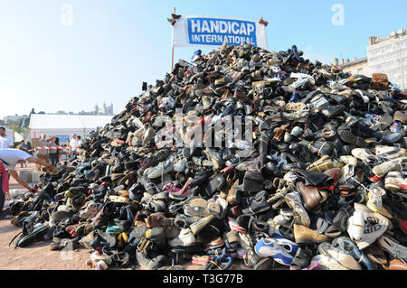 Pyamid Schuhe, Handicap International Anti-Minen Tag, Lyon, Frankreich Stockfoto