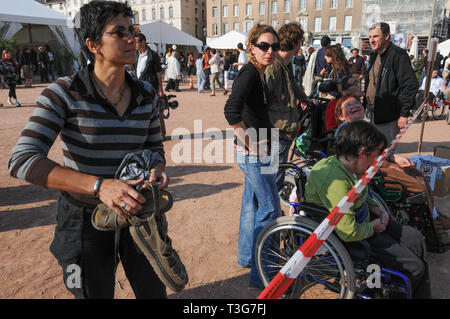 Pyamid Schuhe, Handicap International Anti-Minen Tag, Lyon, Frankreich Stockfoto