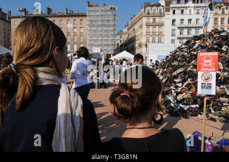 Pyamid Schuhe, Handicap International Anti-Minen Tag, Lyon, Frankreich Stockfoto