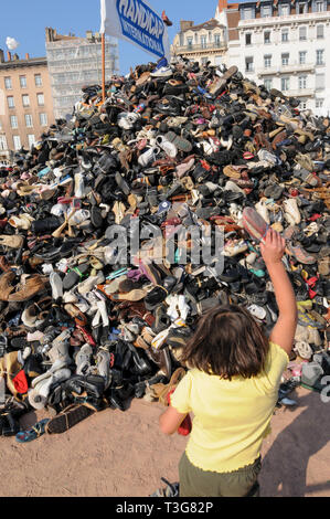 Pyamid Schuhe, Handicap International Anti-Minen Tag, Lyon, Frankreich Stockfoto