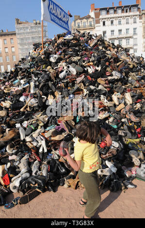 Pyamid Schuhe, Handicap International Anti-Minen Tag, Lyon, Frankreich Stockfoto