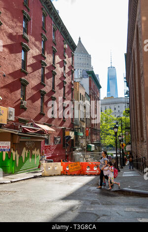 Städtische Szene in New York City's Chinatown von Manhattan, mit dem neuen World Trade Center (Turm) im Hintergrund Stockfoto