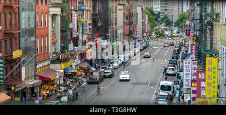 Auf der Suche nach Osten Broadway in New York City's Chinatown von Downtown Manhattan Stockfoto