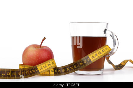 Abnehmen mit Tee und Obst, eine Tasse mit Tee und einem Maßband und einem köstlichen roten Apfel auf weißem Hintergrund Stockfoto