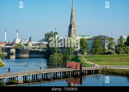 Ein Blick auf die St. Alban Kirche in Kopenhagen, die oft als die englische Kirche, über von der Wassergraben der Festung Kastellet Stockfoto