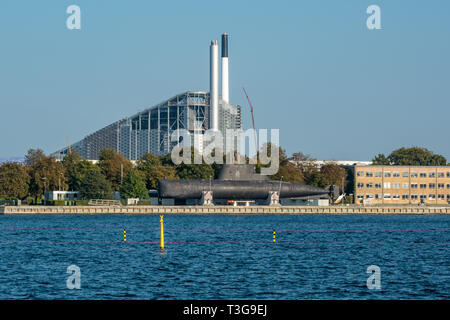 Blick über den Hafen des Amager Bakke/Copenhill künstliche Skipiste und Freizeit Wandern Hill auf eine neue Ressource handling Center. Stockfoto