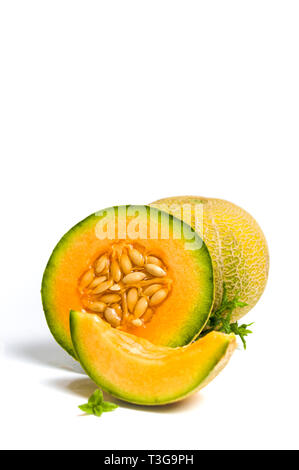 Raw sweet Melone Schichten isoliert auf weißem Stockfoto