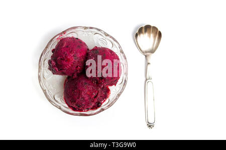 Blackberry Obst Eis in einer Schale, die isoliert auf weißem Stockfoto