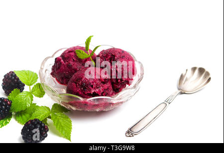 Blackberry Obst Eis in einer Schale, die isoliert auf weißem Stockfoto