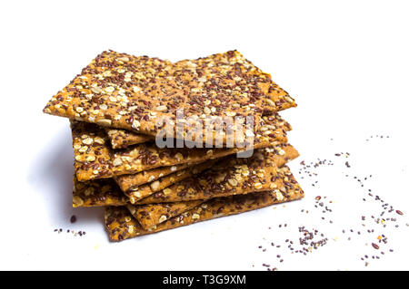 Kekse mit Chia Samen und Getreide isoliert auf weißem Stockfoto