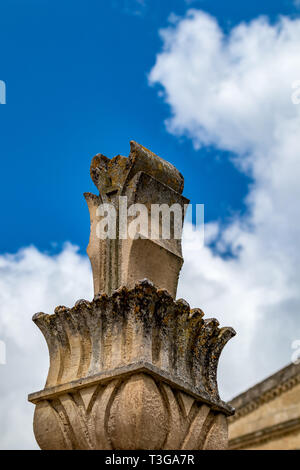 Dachterrasse mit Dekorationen, architektonischen Details von der historischen Altstadt von Matera, Italien, Basilcata region, geringe Sicht von unten, Landschaft Sommer da Stockfoto