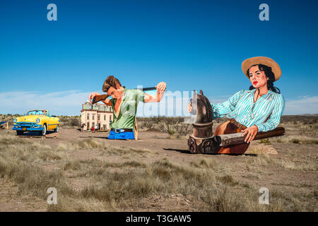 Riesige Marfa, outdoor am Straßenrand Wandbild, Liz Taylor, James Dean und Rock Hudson in Szenen aus riesigen Film, in der Nähe von Marfa, Texas, USA Stockfoto