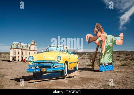 Riesige Marfa, outdoor am Straßenrand Wandbild, mit James Dean und Rock Hudson in Szenen aus riesigen Film, von John cerney, in der Nähe von Marfa, Texas, USA erstellt Stockfoto