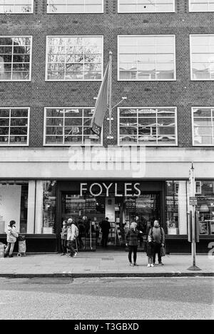 Buchhandlung Foyles, Verkohlung Cross Road, London, England, Vereinigtes Königreich. Stockfoto