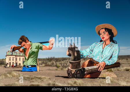 Riesige Marfa, outdoor am Straßenrand Wandbild, Liz Taylor und James Dean in Szenen aus riesigen Film, von John cerney, in der Nähe von Marfa, Texas, USA erstellt Stockfoto