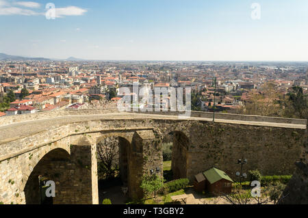 Luftaufnahme der italienischen Stadt Bergamo und seine charakteristischen mittelalterlichen Mauern der alten Venedig Tür gesehen, einer der Eingang der Stadt. Stockfoto