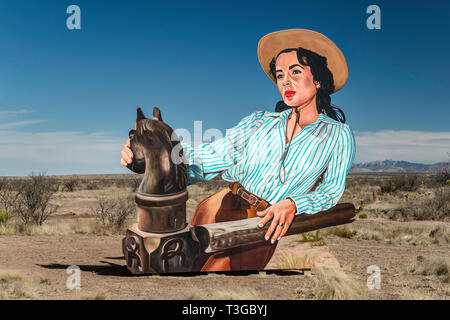 Riesige Marfa, outdoor am Straßenrand Wandbild, Liz Taylor in Szene aus riesigen Film, von John cerney im Jahr 2018 erstellt, in der Nähe von Marfa, Texas, USA Stockfoto