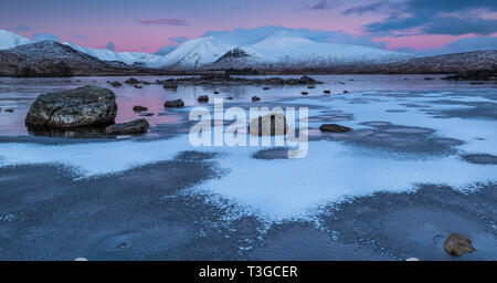 Sonnenaufgang über einen gefrorenen Lochan na h-achlaise auf Rannoch Moor in der Nähe der Eingang zu Glencoe in die schottischen Highlands Stockfoto