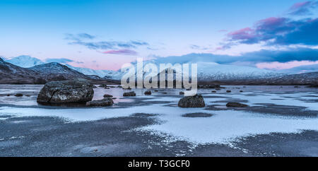 Sonnenaufgang über einen gefrorenen Lochan na h-achlaise auf Rannoch Moor in der Nähe der Eingang zu Glencoe in die schottischen Highlands Stockfoto